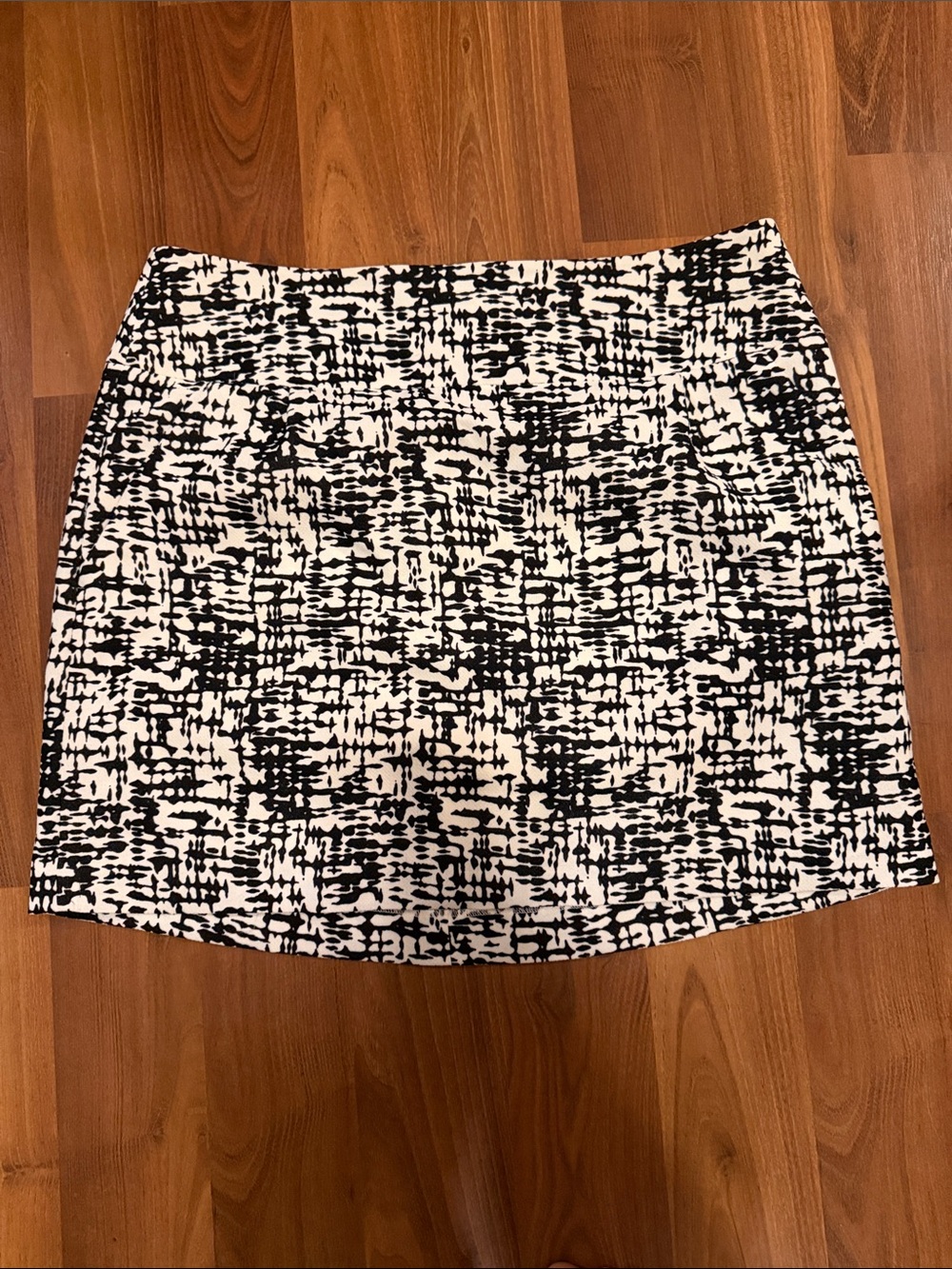 Kenneth Cole Reaction Black & White Abstract Mini Skirt